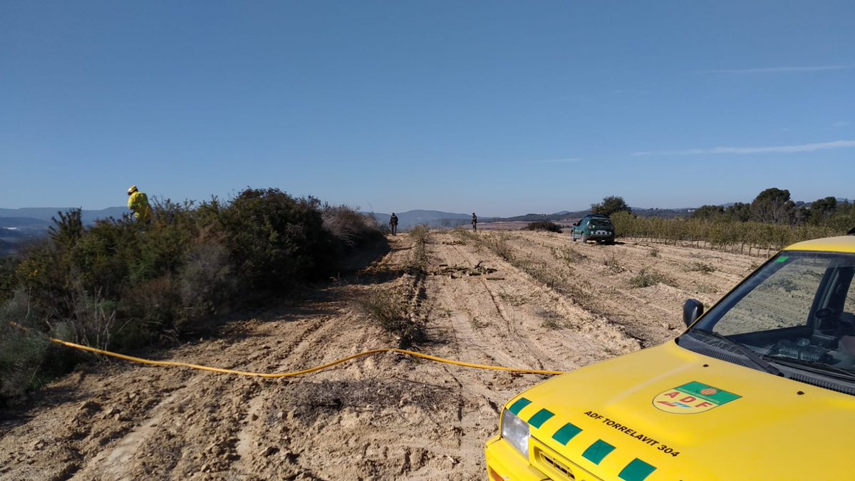 ajtorrelavit's tweet photo. Moltes gràcies als voluntaris de l'#ADF de #Torrelavit que avui han participat en el control i extinció d'un petit #incendi en una vinya a #SantSadurní. L'ADF està en alerta tota la setmana per l'elevat #risc d'incendi a causa de les ratxes de #vent i la intensa #sequera. https://t.co/Yr3cx2hqZ7