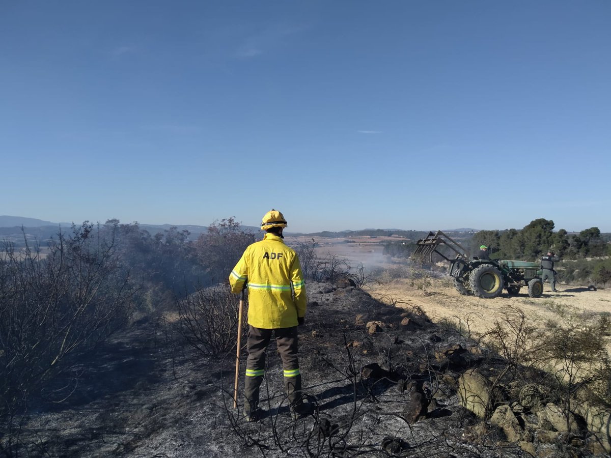 ajtorrelavit's tweet photo. Moltes gràcies als voluntaris de l'#ADF de #Torrelavit que avui han participat en el control i extinció d'un petit #incendi en una vinya a #SantSadurní. L'ADF està en alerta tota la setmana per l'elevat #risc d'incendi a causa de les ratxes de #vent i la intensa #sequera. https://t.co/Yr3cx2hqZ7