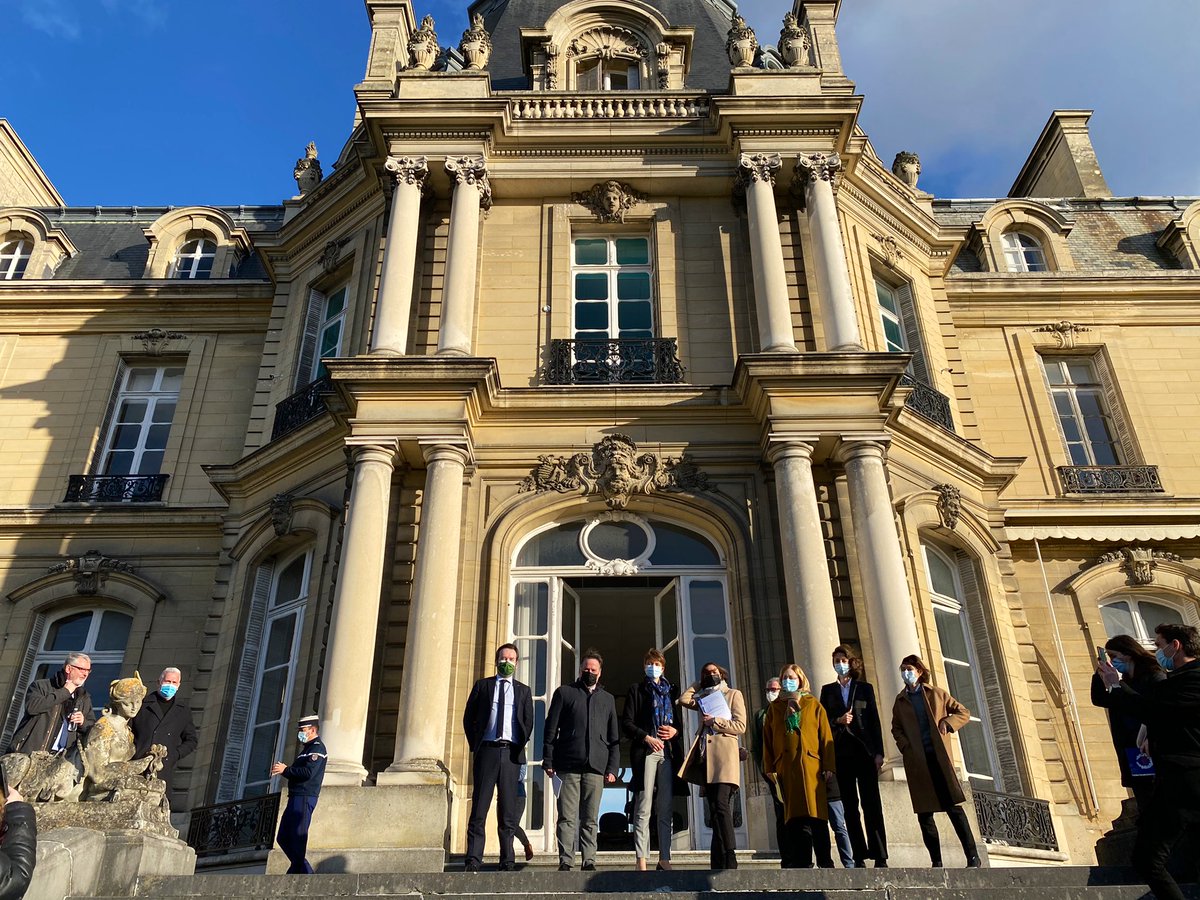 AcAmiens's tweet photo. #Internat, fenêtre ouverte vers la réussite 
➡️ choisir sa formation, se donner les moyens de réussir
➡️ bénéficier d’un encadrement dédié aux progrès/au bien-être des élèves
➡️ vivre en communauté, s’épanouir

À St-Maximin, #REP, @avyelimas visite le futur internat d’#excellence https://t.co/Wg2X0Jox5K