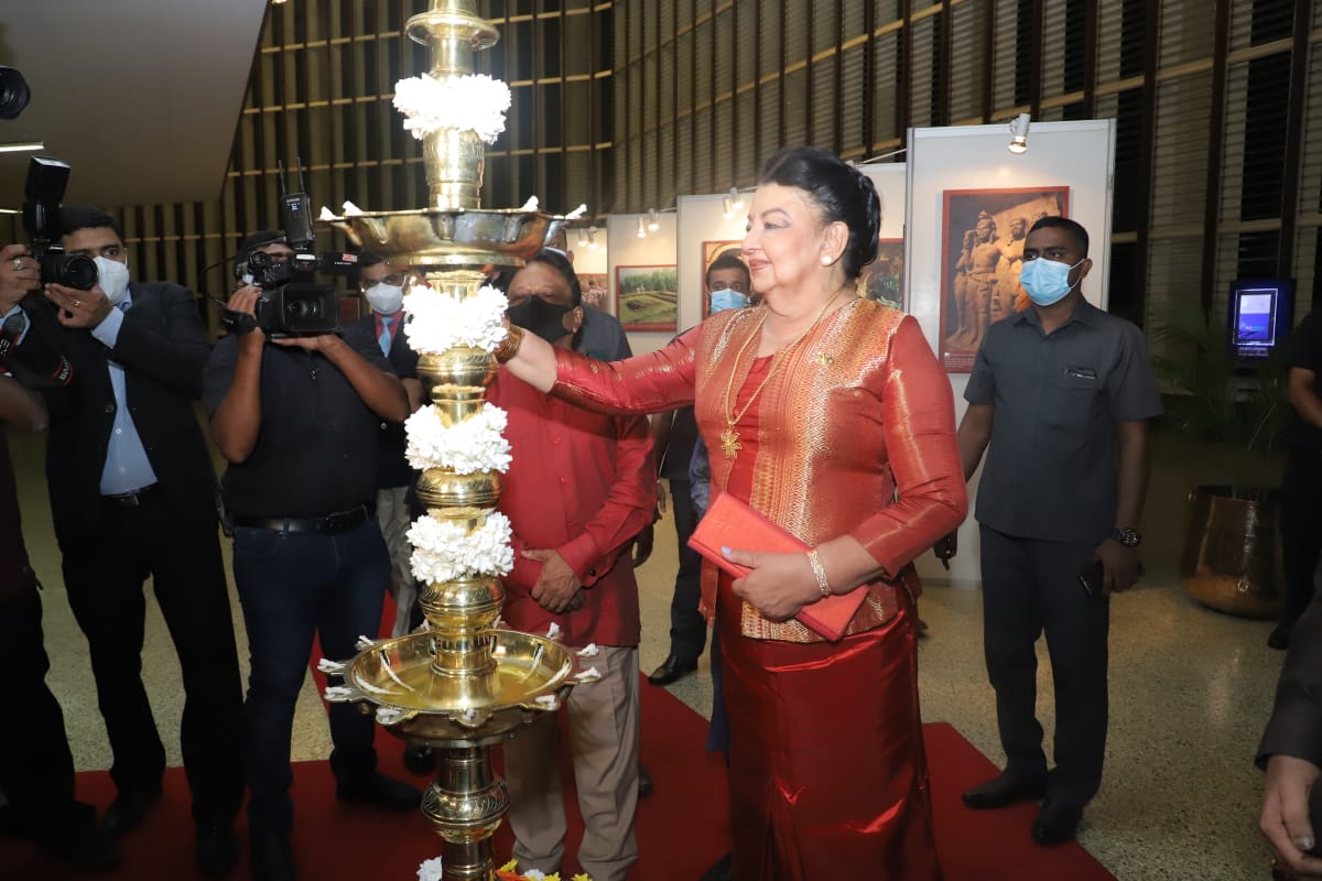 iccr_hq's tweet photo. Glimpses of mesmerising performance by ICCR sponsored Odissi group led by Ms. Moumita Ghosh during 73rd #Republicday celebrations organised by 
@IndiainSL. The event had @MrsShiranthi, wife of Hon'ble Prime Minister of Sri Lanka as Chief Guest &amp; other high-level dignitaries. https://t.co/VErElZ730R