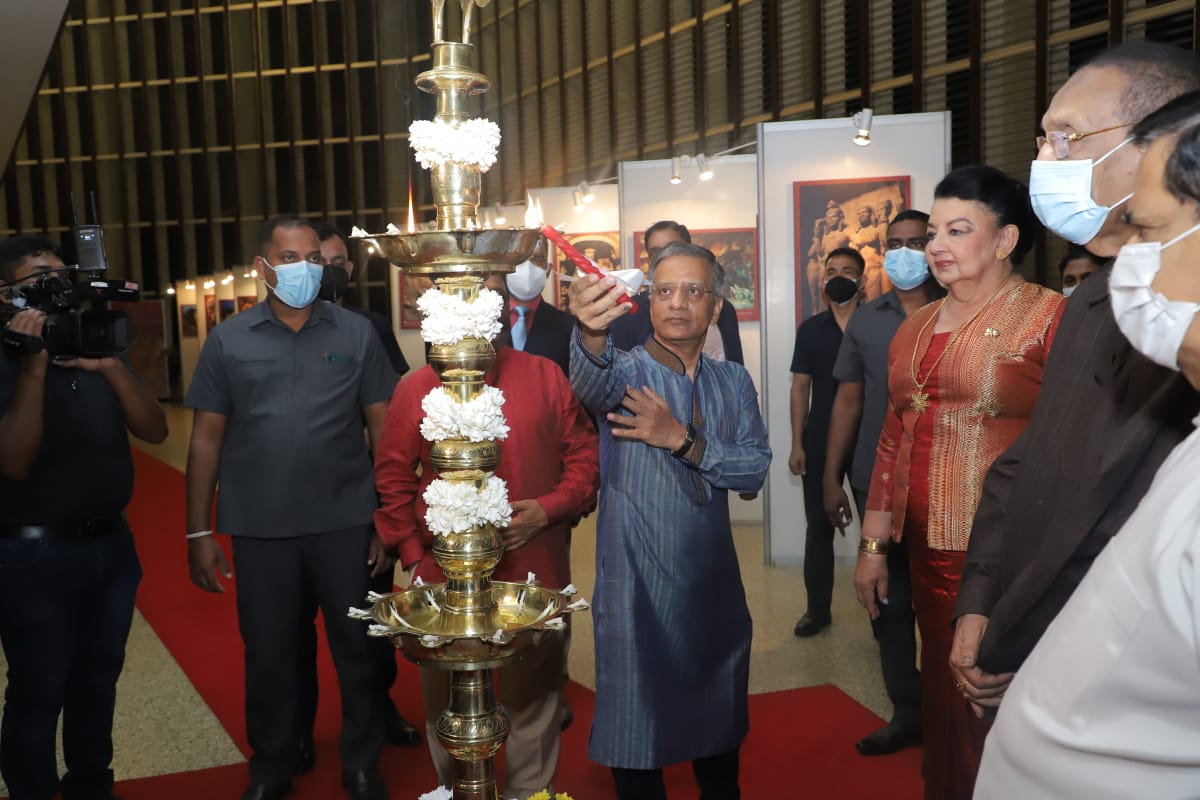 iccr_hq's tweet photo. Glimpses of mesmerising performance by ICCR sponsored Odissi group led by Ms. Moumita Ghosh during 73rd #Republicday celebrations organised by 
@IndiainSL. The event had @MrsShiranthi, wife of Hon'ble Prime Minister of Sri Lanka as Chief Guest &amp; other high-level dignitaries. https://t.co/VErElZ730R