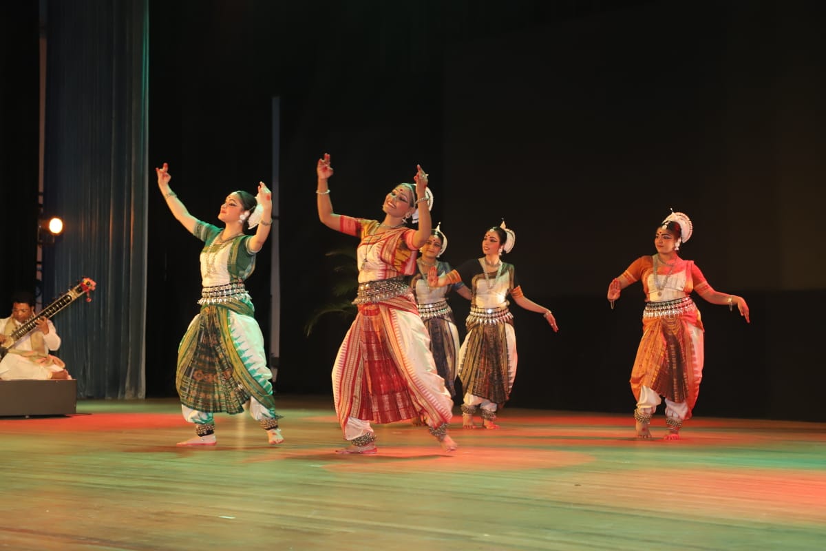 iccr_hq's tweet photo. Glimpses of mesmerising performance by ICCR sponsored Odissi group led by Ms. Moumita Ghosh during 73rd #Republicday celebrations organised by 
@IndiainSL. The event had @MrsShiranthi, wife of Hon'ble Prime Minister of Sri Lanka as Chief Guest &amp; other high-level dignitaries. https://t.co/VErElZ730R
