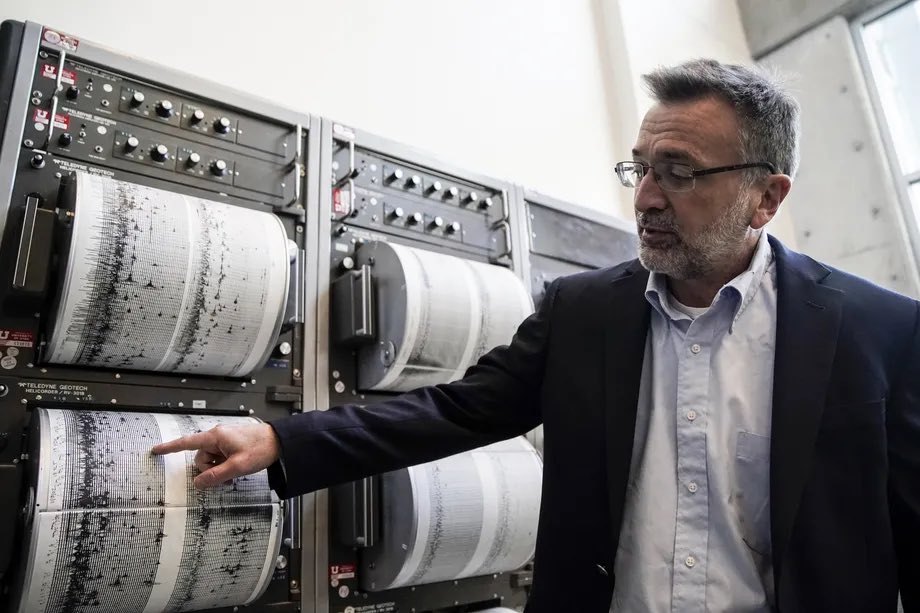 UofUCMES's tweet photo. Keith Koper, director of University of Utah Seismograph Stations, shows an earthquake pattern from a seismometer in Salt Lake City.

https://t.co/zvkOQB5UMb

#universityofutah #uofu #utah #collegeofminesandearthsciences #cmes #uofucmes #moreforu #moreforucmes #seismology https://t.co/J0UxOFJ2Yg