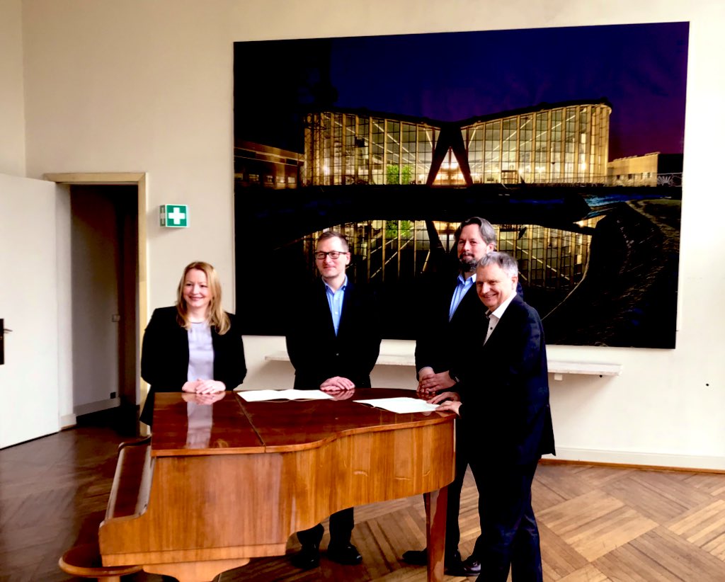 Unterzeichnung der letzten Förderphase „Kultur leben Saarland“ <a href="/MercatorDE/">Stiftung Mercator</a> , Kultus-Ministerin <a href="/ChristineClivot/">Christine Streichert-Clivot</a> , Markus Piduhn, Burkhardt Jellonnek. Danke für die Zusammenarbeit und den guten Austausch heute! <a href="/wider_sense/">Wider Sense</a>