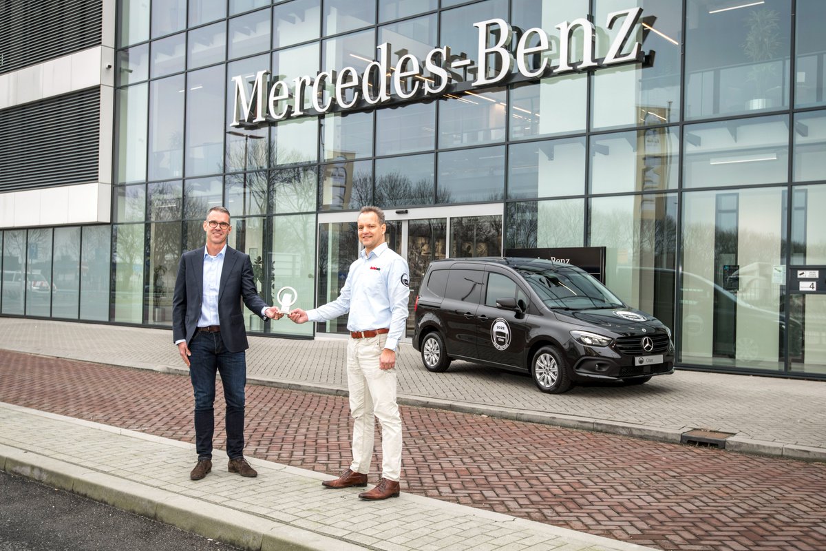 Afgelopen week overhandigde Bestelauto hoofdredacteur @arjanvelthoven de replica-award van de International Van of the Year 2022 - de <a href="/mercedesbenz_nl/">Mercedes-Benz NL</a> Citan - aan <a href="/Mark_Horsten/">Mark Horsten</a> , salesmanager vans bij Mercedes-Benz Nederland.
bestelauto.nl/nieuws/ivoty-2…