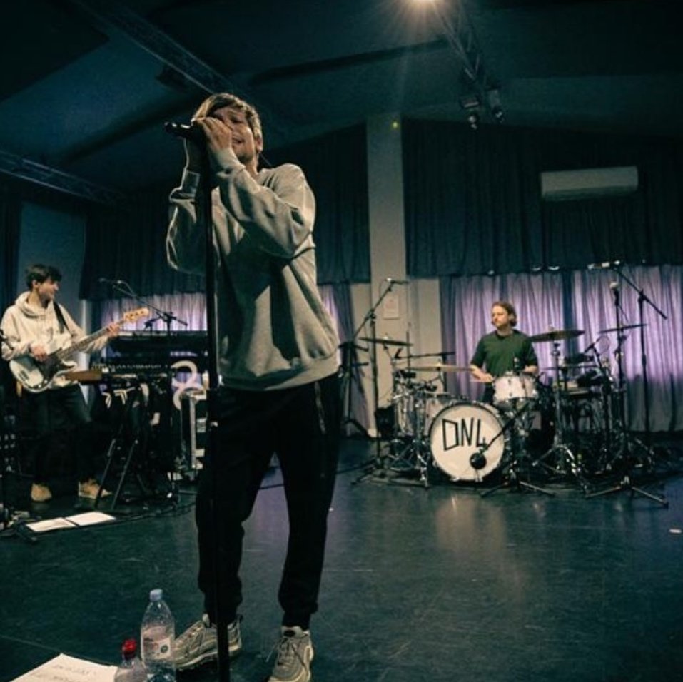 multifandom_pro's tweet image. Después de tantos años de espera louis va a empezar el primer tour de louis 

I vote #Louies for #BestFanArmy #iHeartAwards︎