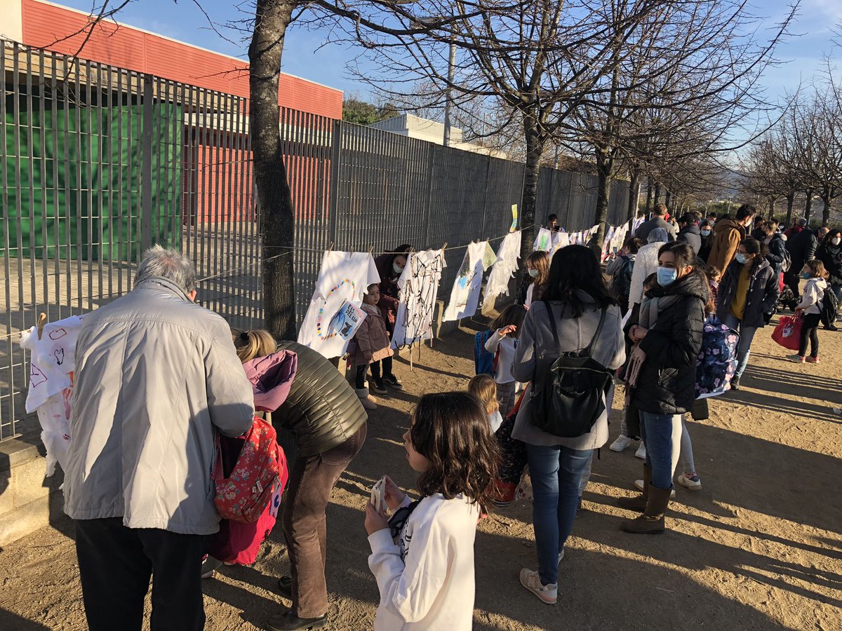 Famílies, ja podeu gaudir d’una passejada pel nostre Jardí de la Pau 🥰☮️
A partir d’avui i durant 3 dies podreu veure la feina que fan els infants al llarg del curs i que han materialitzat en la jornada que coincideix amb el Dia de la Pau i la No Violència Escolar (DENIP) 😊👌🏻
