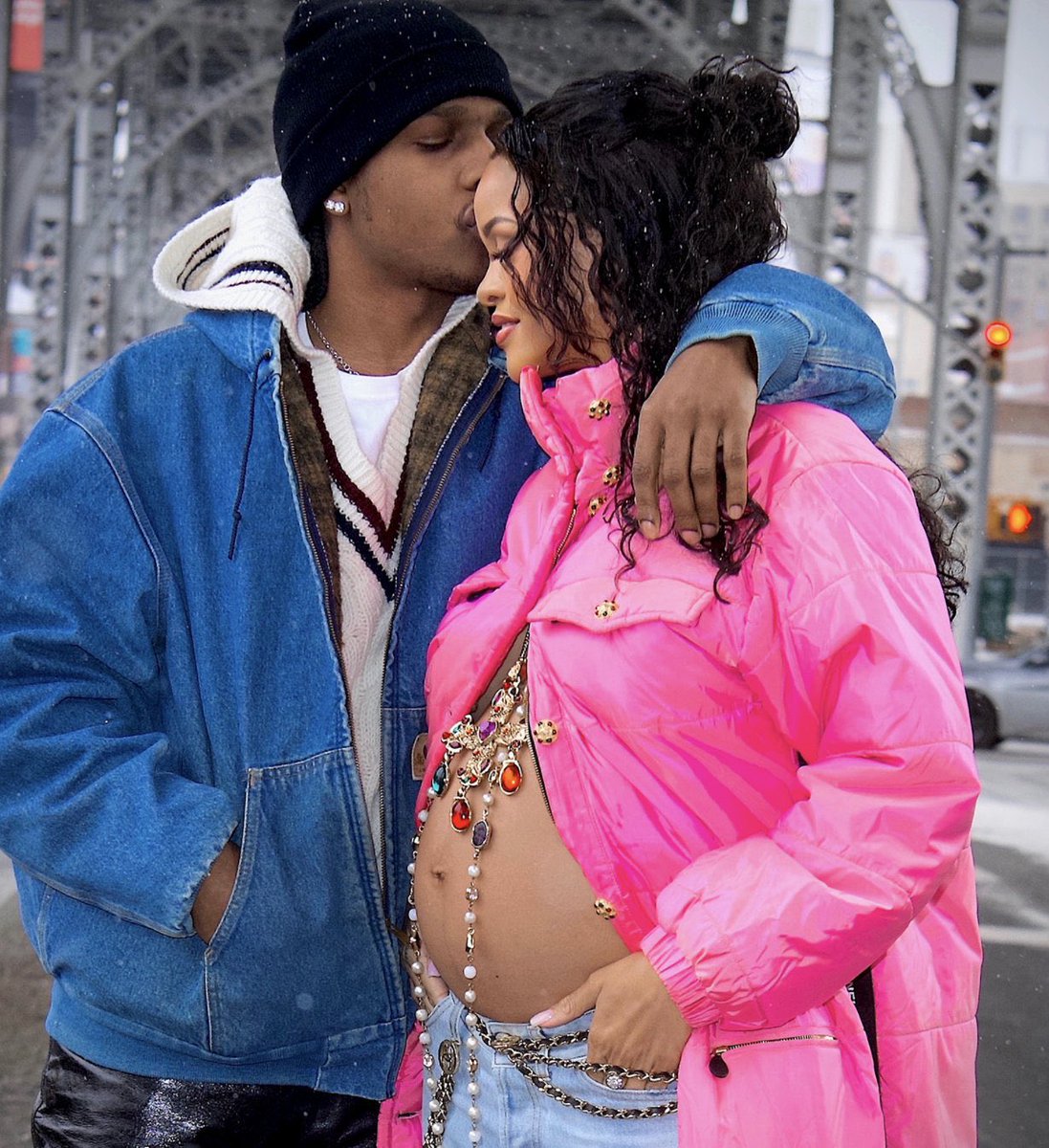 😟🤔

Tanti auguri alla deliziosa Rihanna, ma il mio sgomento non va via facilmente. Guardando queste foto soffro per mia figlia, motivo per cui ho una borsa d’acqua calda sulla pancia ora. 
Credo che la salute delle nostre creature debba essere più importante di una foto. Vero?