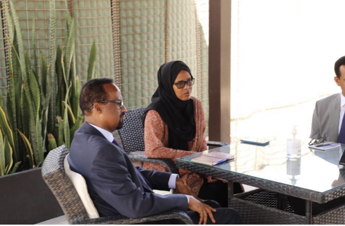 UKinSomalia's tweet image. We are proud to announce our new partnership 🇸🇴🤝🇬🇧 with @hsfsomalia @Hormuud on @CheveningFCDO scholarships. This will see two additional #Somalis get the #Chevening scholarship each year.

So far we have more than 60 Somali Chevening alumni and growing every year. 🇸🇴🤝🇬🇧 🎓