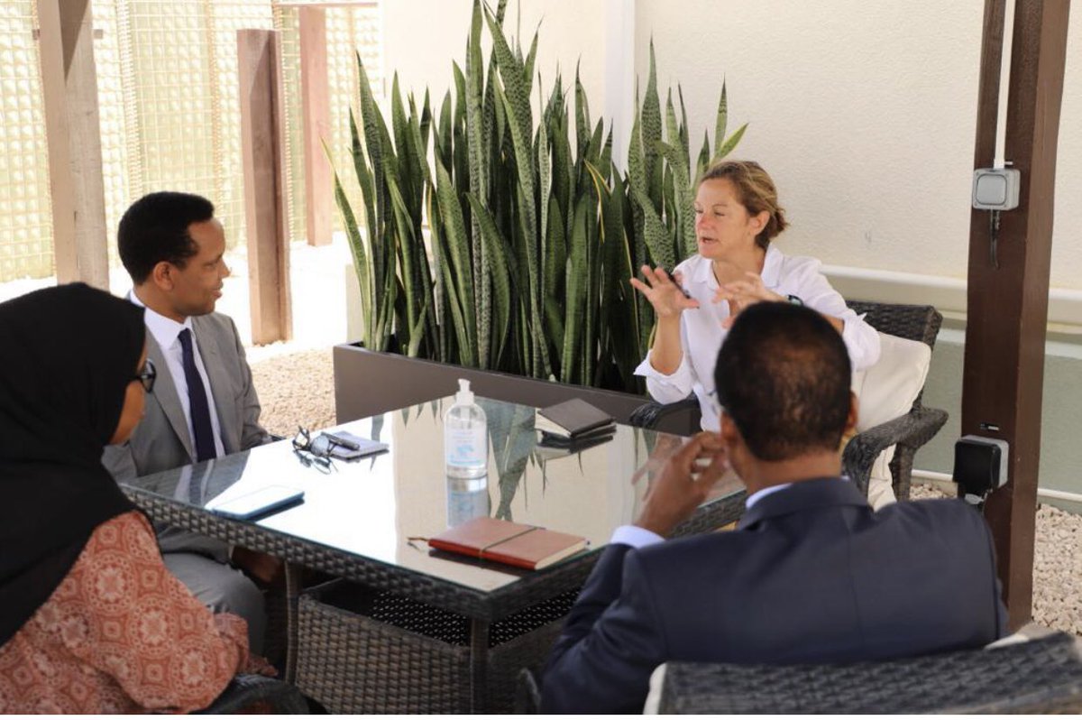 UKinSomalia's tweet image. We are proud to announce our new partnership 🇸🇴🤝🇬🇧 with @hsfsomalia @Hormuud on @CheveningFCDO scholarships. This will see two additional #Somalis get the #Chevening scholarship each year.

So far we have more than 60 Somali Chevening alumni and growing every year. 🇸🇴🤝🇬🇧 🎓