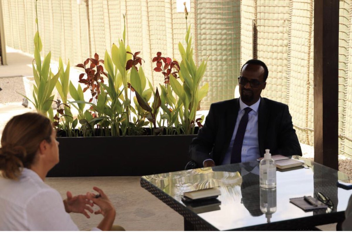 UKinSomalia's tweet image. We are proud to announce our new partnership 🇸🇴🤝🇬🇧 with @hsfsomalia @Hormuud on @CheveningFCDO scholarships. This will see two additional #Somalis get the #Chevening scholarship each year.

So far we have more than 60 Somali Chevening alumni and growing every year. 🇸🇴🤝🇬🇧 🎓