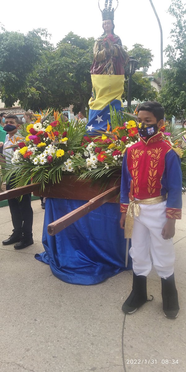 hoy desde la Plaza Bolivar Municipio #Ribas junto al alcalde <a href="/juancarlospsuv/">Juan Carlos Sanchez</a> y demas autoridades , juramentamos la  sociedad Bolivariana  de  las instituciones Educativa.
<a href="/NicolasMaduro/">Nicolás Maduro</a> <a href="/_LaAvanzadora/">Yelitze Santaella</a> <a href="/Soykarinacarpio/">Karina Carpio</a> <a href="/leoalvacabrera/">Prof. Leonardo Alvarado</a> @ZE_Aragua