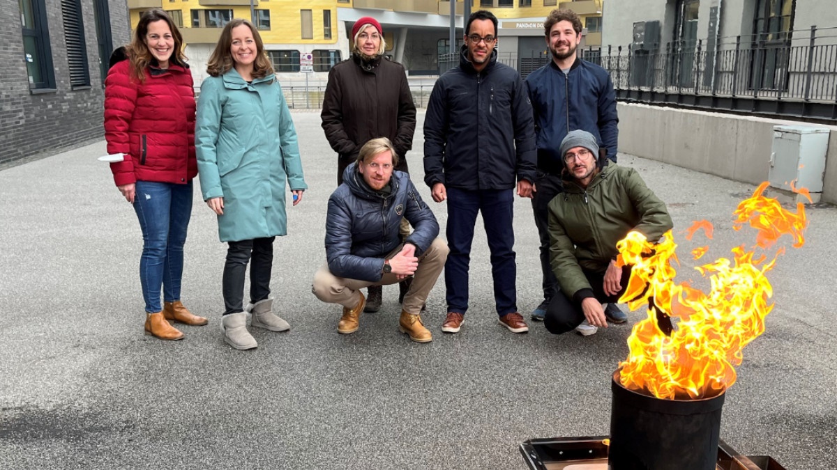 Letzte Woche haben ein paar unserer Kolleg:innen die Brandschutzhelfer-Ausbildung absolviert. 👩‍🚒
Nach Theorie und Begehung der Agenturräume wurden auch direkt mehrere Feuer gelöscht! 🔥🧯
Steffi, Viviane, Barbara, Kai, Guy, Moritz und René: Vielen Dank für euren Einsatz! 😍