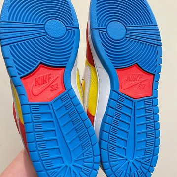 NiceShoe1's tweet photo. New images of the Bart Simpson SB Dunks are here=>>https://t.co/wAEr5konTL https://t.co/yhZYi4k2g3