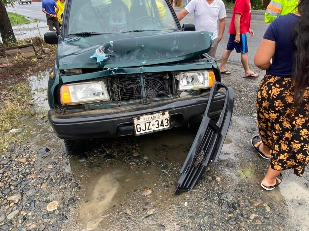 noticiasru593's tweet photo. #ATENCIÓN⚠️
Se registra accidente de tránsito en #VENTANAS en la vía #E25 a la altura del #DISENSA, personal de la #CTE se encuentra en el lugar... https://t.co/eBhFrzGqZr