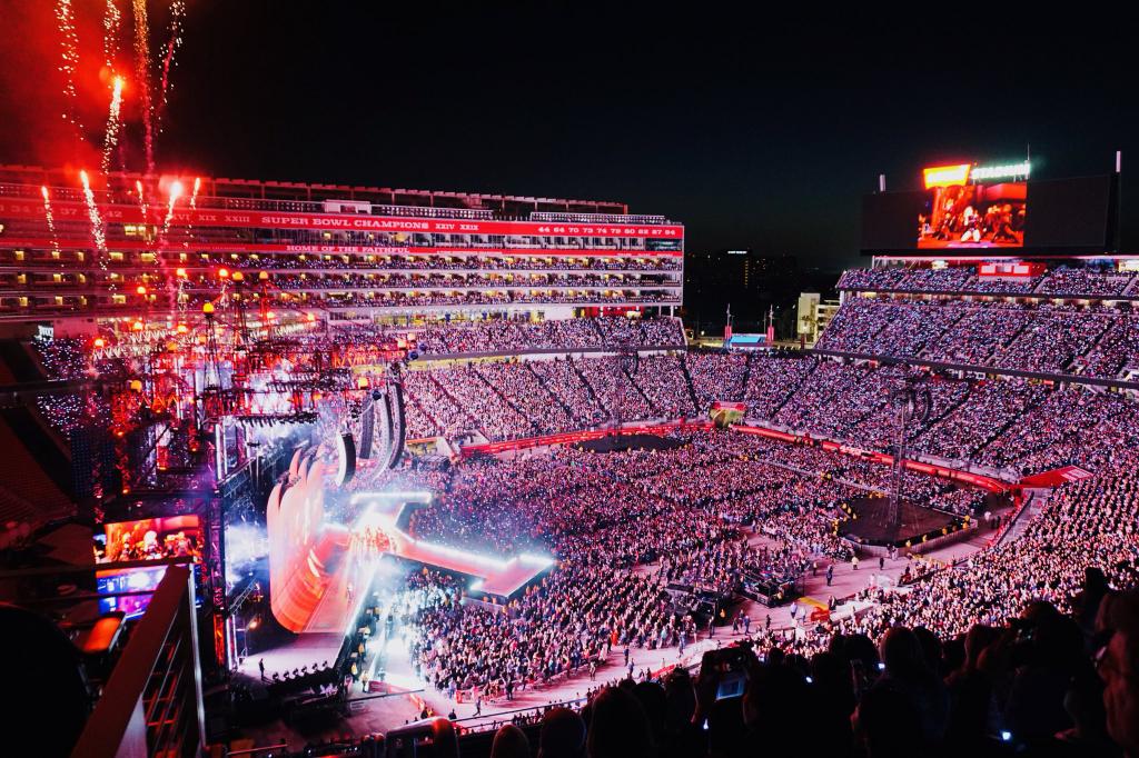 Stadium tour. Тейлор Свифт reputation Stadium Tour. Taylor Swift Stadium Tour. Тейлор Свифт концерт на стадионе. Taylor Swift 1989 Concert Stadium.