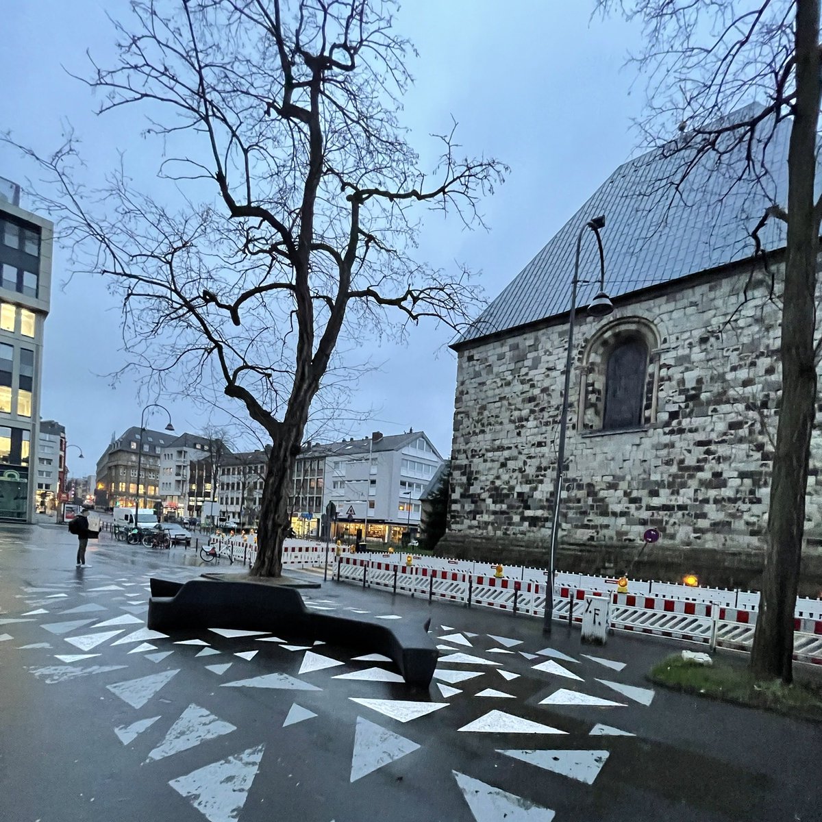 ChrischmiDE's tweet photo. Auf dem kargen #Waidmarkt wurden mittlerweile immerhin Bänke aufgestellt und die Pflasterfläche mit etwas Farbe aufgelockert. Der Platz hat jedoch mehr verdient. Er sollte mindestens von den Bächen bis zum REWE autofrei und grüner werden. Die Baustellensperrung ist eine Chance! https://t.co/lXbkrCD8Qv
