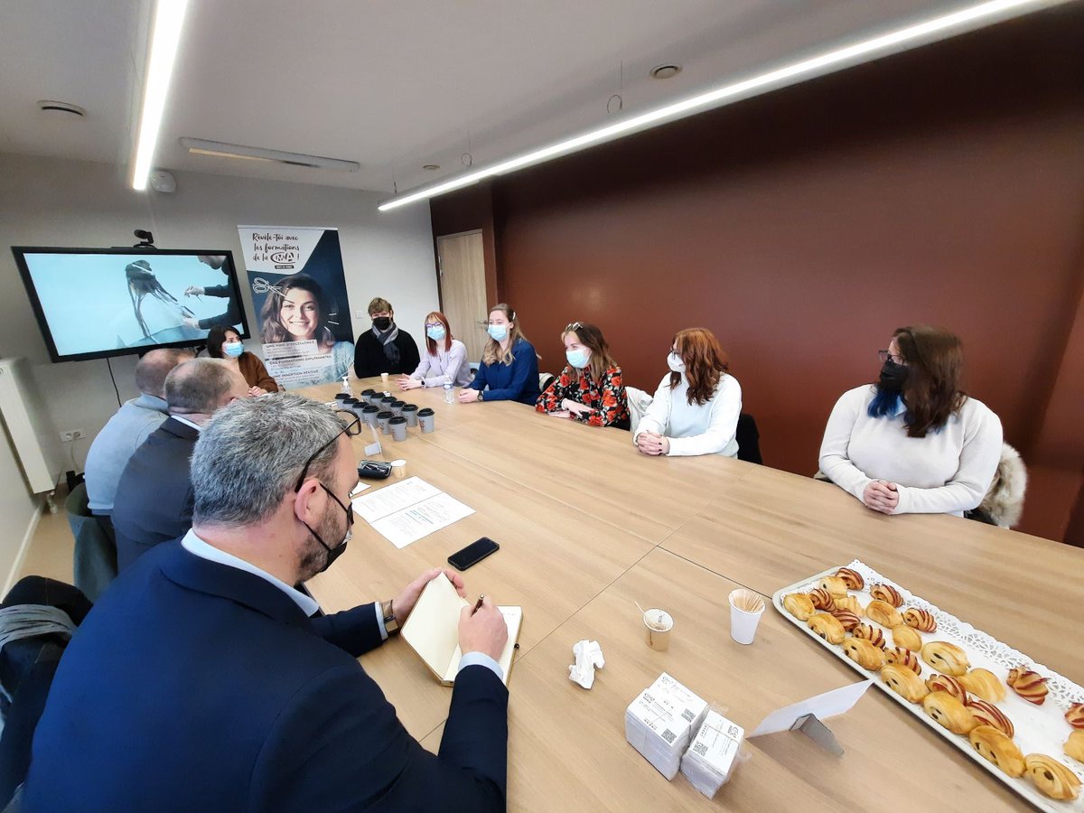 CMA_HdF's tweet photo. 🧑🎓#SNAA2022 #Apprentissage #Artisanat José FAUCHEUX Président #CMAHdF Aisne a convié les acteurs de l’artisanat pour une table ronde autour de l’apprentissage et les métiers de la beauté. Une filière dynamique et moderne, en témoigne la visite de nos plateaux techniques 💪 https://t.co/Un8tkxYaKJ