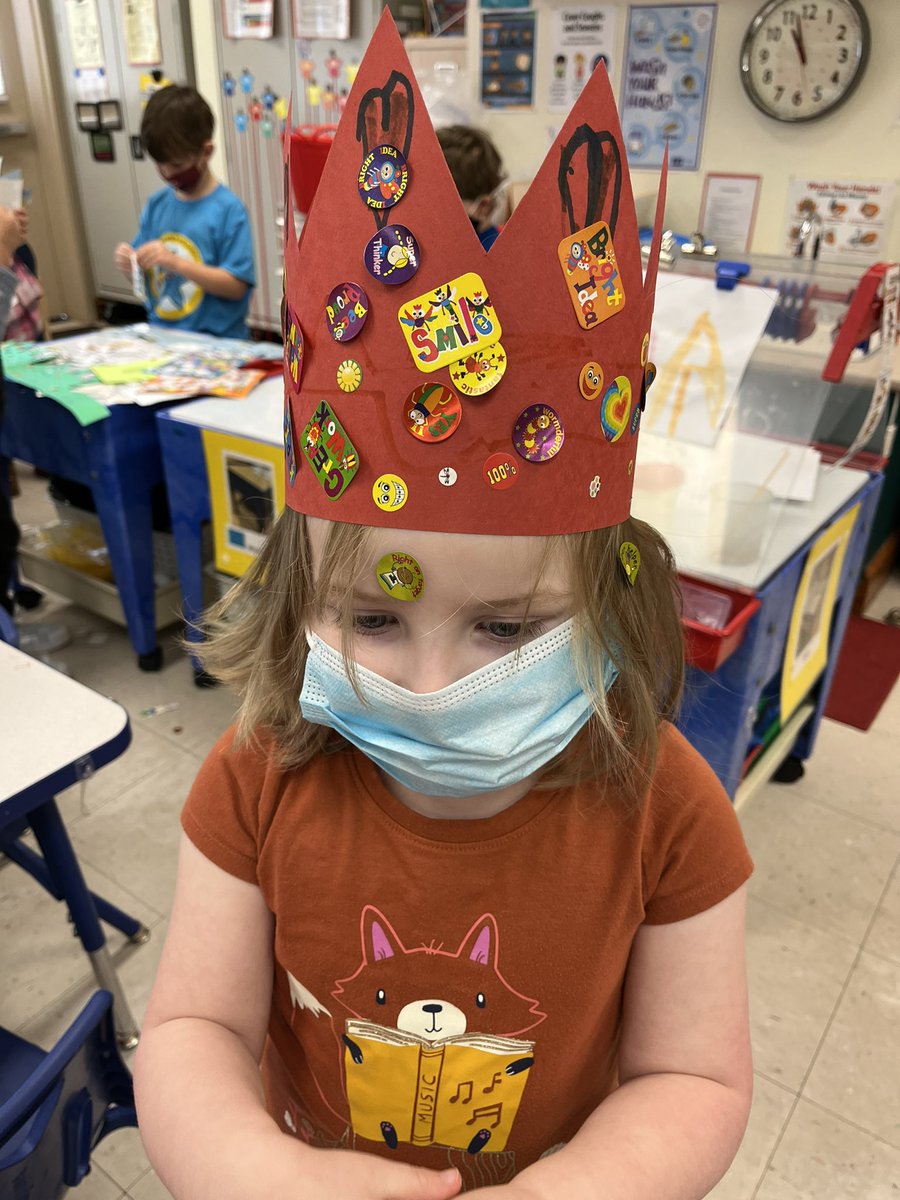 CreccSeaStars's tweet photo. Mrs. Maxey and Mrs. Collier’s class read Old King Cole this morning and are practicing how to write their first and last names on their crowns!  Lots of kings and queens in Room 205!  #royaltyinprek https://t.co/VtPQmia8Ox