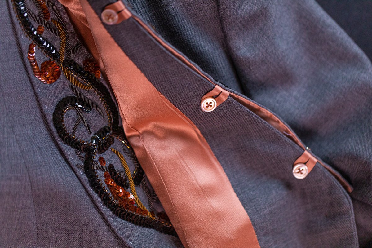 ksargentbespoke's tweet image. Discreet mother of pearl buttons on the inside of this ladies bespoke jacket secure the detachable collar in place. The buttons have been chosen to match the silk lining on the interior.

#KathrynSargent #pearlbuttons #motherofpearl #bespokegarments #londontailor #SavileRow