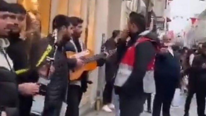 OzgurrGundem's tweet photo. Sokakta Kürtçe müzik yapan gençlerin engellenmesi sanal medyada #KürtçeMüzikSusmayacak hashtagıyla protesto edildi. https://t.co/3xzv4tK1nh