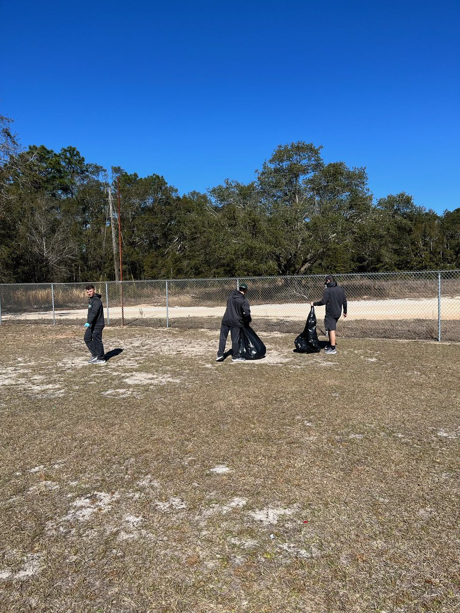 🗑 ⚾️ Yesterday, @UWF_Baseball partnered with Escambia County Parks and Recreation to clean up the Bellview Ballpark. Despite the cold temperatures, the crews bundled up and got to work beautifying our park. Thank you to everyone who came out and participated! #TeamUptoCleanUp