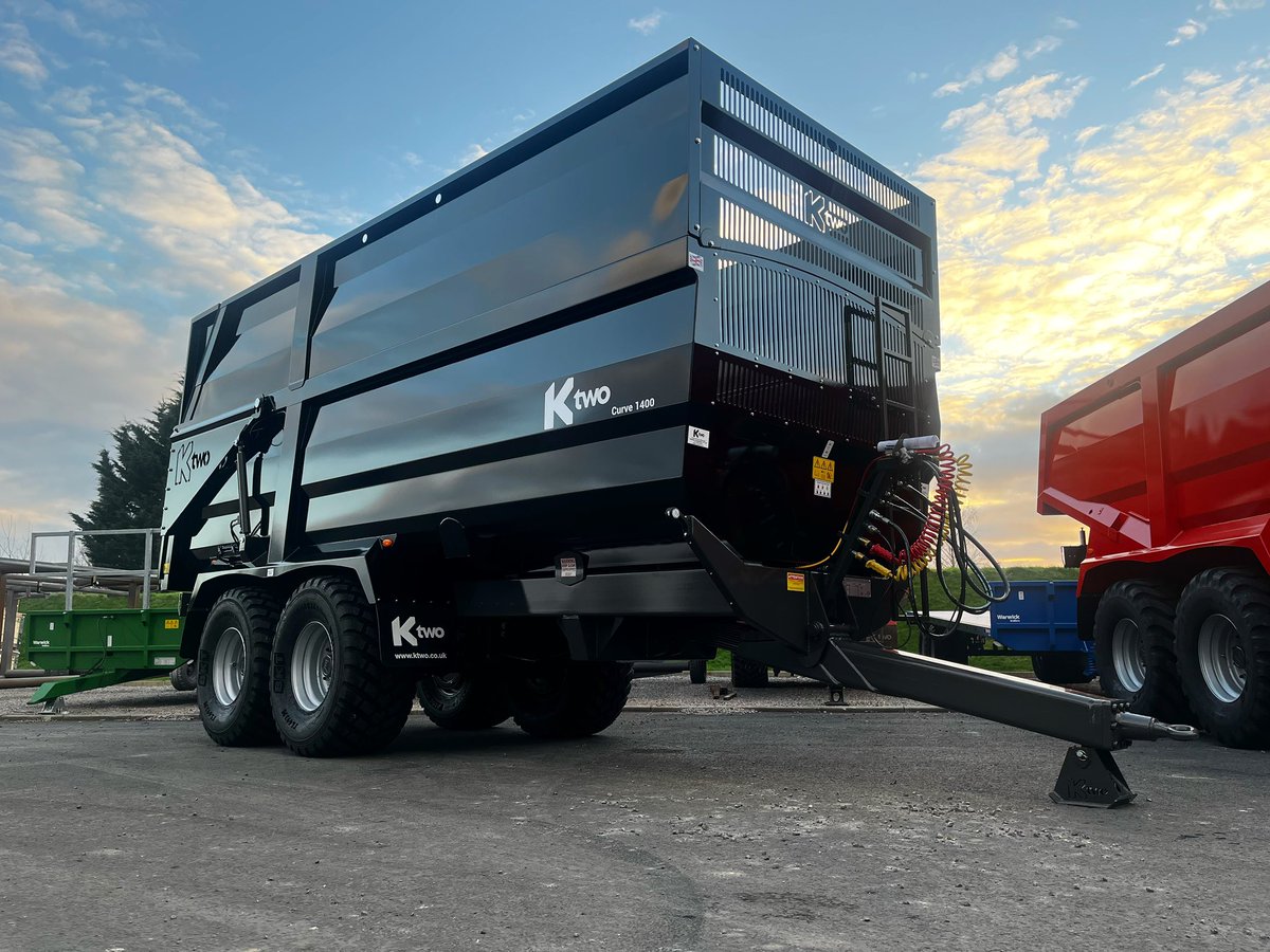 KtwoLtd's tweet image. Black body and silage sides! Who else thinks this all black #Ktwo Roadeo Curve 1400 Trailer looks smart? ◼️👌