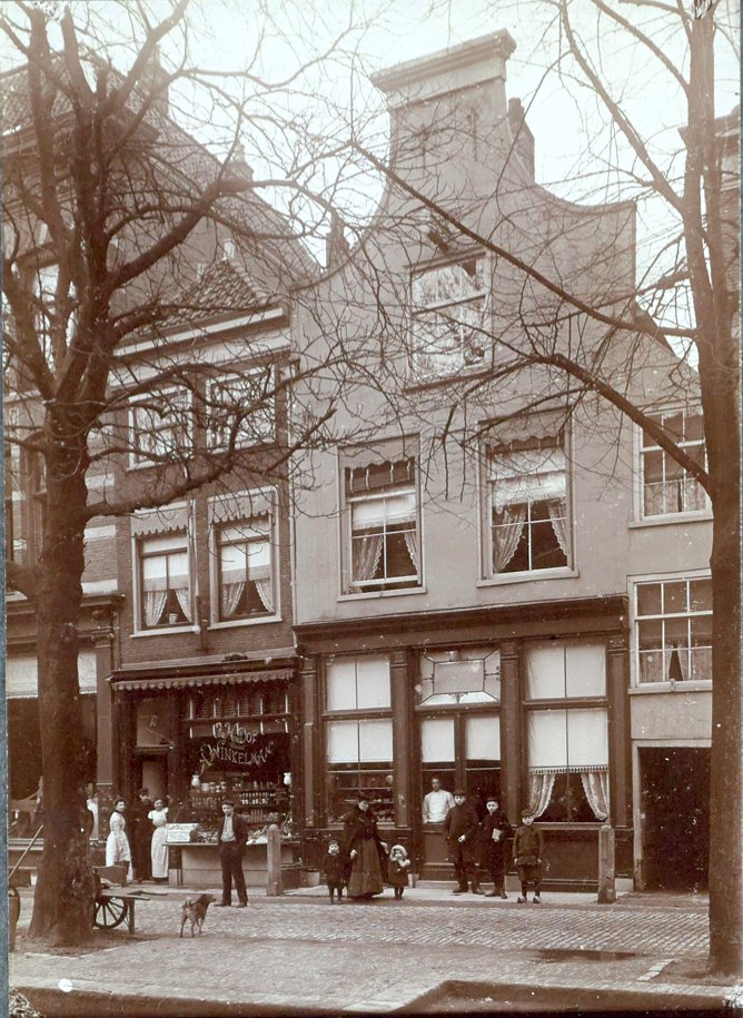 Hippolytusbuurt 8: ooit brouwerij De Candelaer en winkel van Sinkel en nu horecazaak. Het kreeg in 1948 een nieuwe gevel, daarachter is de constructie nog zoals na de herbouw na de stadsbrand van 1536. In de 17e eeuw hing het bomvol mooie schilderijen. bit.ly/35Ea9xW