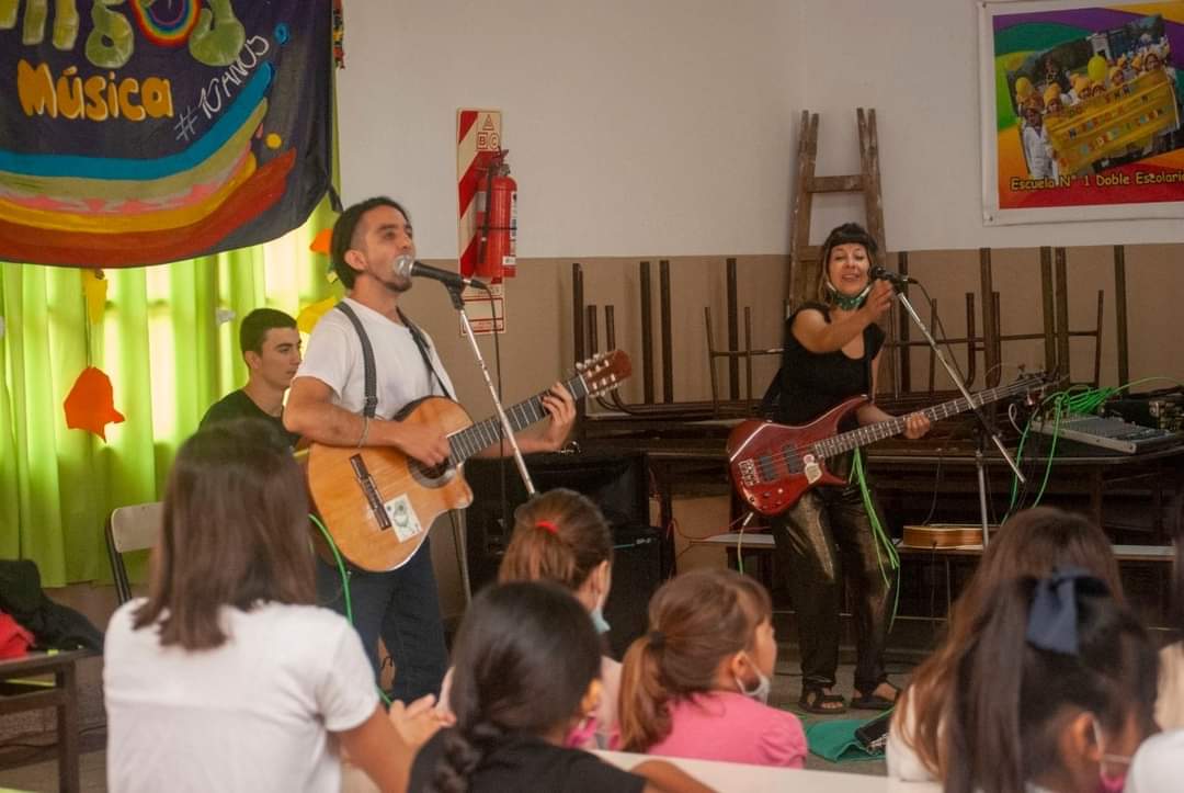 CulturaPBA's tweet photo. 300 SHOWS EN UN MES

Con #AcompañarCultura, durante enero realizamos 300 intervenciones artísticas para las infancias en las sedes de Verano +ATR.

Con más de 170 artistas, acompañamos desde el arte y la cultura a @BAeducacion y su programa de revinculación educativa. https://t.co/eeoKD8vCn1