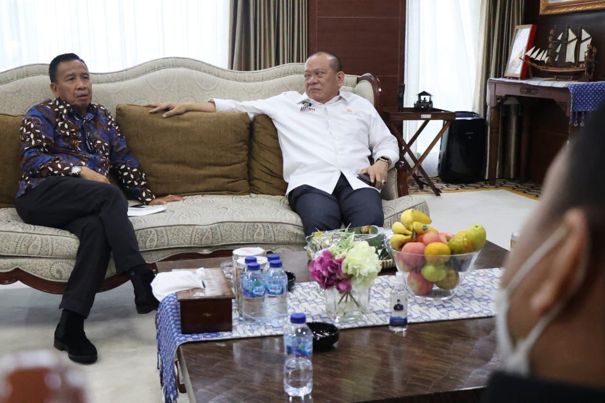 SedulurAzis's tweet photo. Ketua DPD RI AA LaNyalla Mahmud Mattalitti berharap Indonesia mampu memanfaatkan momentum sebagai tuan rumah Konferensi Tingkat
Tinggi (KTT) Youth 20 tahun 2022 nanti. Salah satu yg dibahas adl digital teknologi. #LaNyalla #KTTY20 https://t.co/LXtuRN7GqH