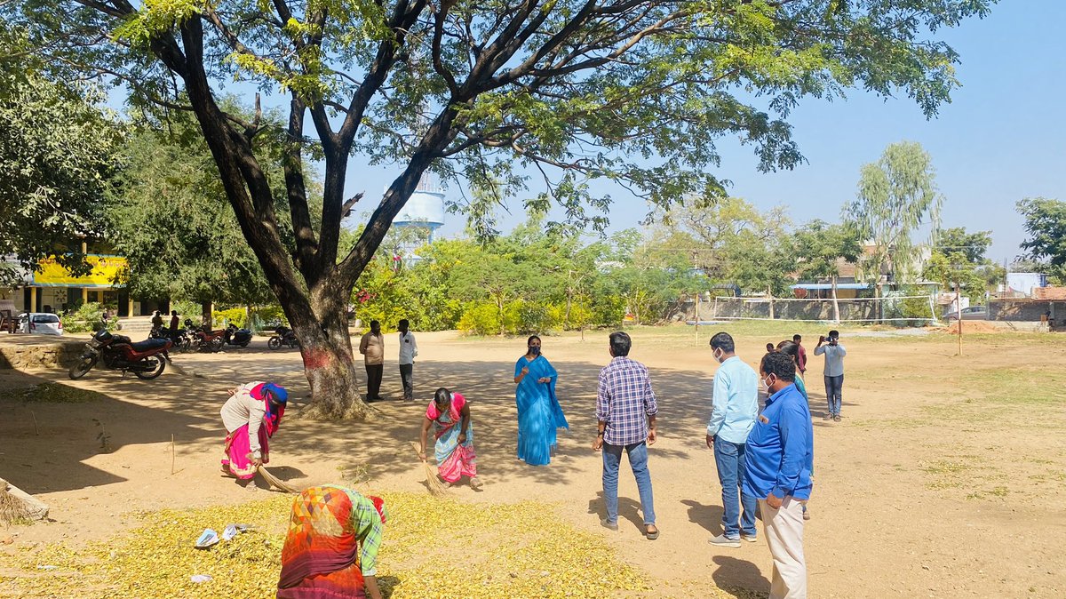 CMR_INC's tweet photo. 👉Bush &amp; weeds cleaning in all educational institute premises 

ZPHS school boys &amp; girls school, primary school, model school, Kasturba school,BC girls hostel, boys hostel,All the Anganwadi Centre’s,Govt jr college &amp; private schools.

#MondayHandloom #handloommask https://t.co/Sf4Zk2Pe6t