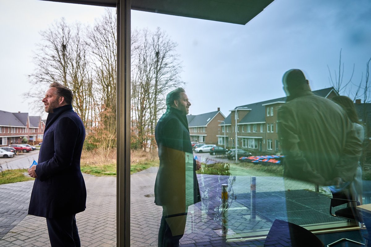 hugodejonge's tweet photo. We staan voor een grote bouwopgave: met meer tempo meer woningen bouwen. 🏘️ 🏗️

Dit vergt samenwerking tussen gemeenten en projectontwikkelaars.

Vandaag gezien hoe de gemeente Tilburg dit aanpakt met het ombouwen van het oude kazerneterrein naar een nieuwe en duurzame woonwijk. https://t.co/7a3D0h3wt1