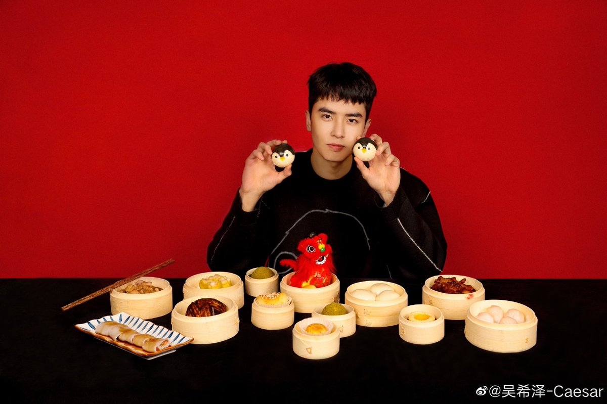 Caesarwu_TH's tweet photo. อาตี๋ซี อัพเดท Weibo พร้อมข้อความ 

"สวัสดีปีใหม่ทุกคน ขอให้มีกินมีใช้ครับ"

#吴希泽 #อู๋ซีเจ๋อ
#wuxize #CaesarWu https://t.co/eWQRwXnDIL