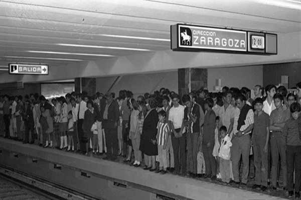 1970 - La obesidad existía, pero, en algunas personas mayores, en muchas personas ricas, pero no era una generalidad de la población.

No contaban kilocalorías, no pesaban su comida, no calculaban equivalentes, no medían porciones.

Su medio ambiente no estaba lleno de chatarra.