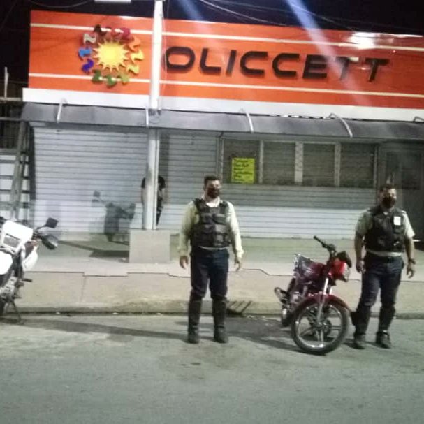 pomualdia's tweet photo. #31Ener. Polimaturín mantuvo operativo de seguridad y supervisión de licorería en horas nocturnas. https://t.co/yTN7angp4D https://t.co/VUrSCfz1Qr