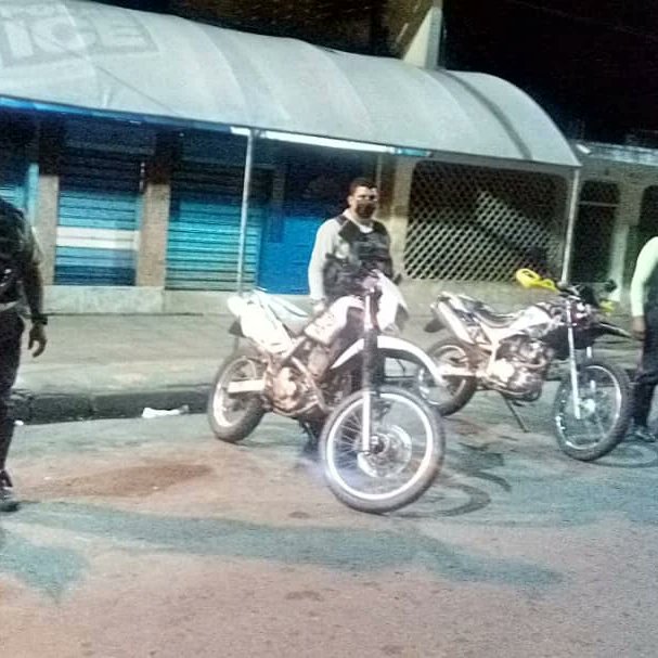pomualdia's tweet photo. #31Ener. Polimaturín mantuvo operativo de seguridad y supervisión de licorería en horas nocturnas. https://t.co/yTN7angp4D https://t.co/VUrSCfz1Qr
