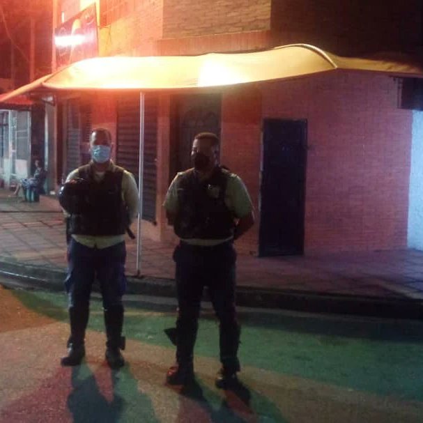 pomualdia's tweet photo. #31Ener. Polimaturín mantuvo operativo de seguridad y supervisión de licorería en horas nocturnas. https://t.co/yTN7angp4D https://t.co/VUrSCfz1Qr