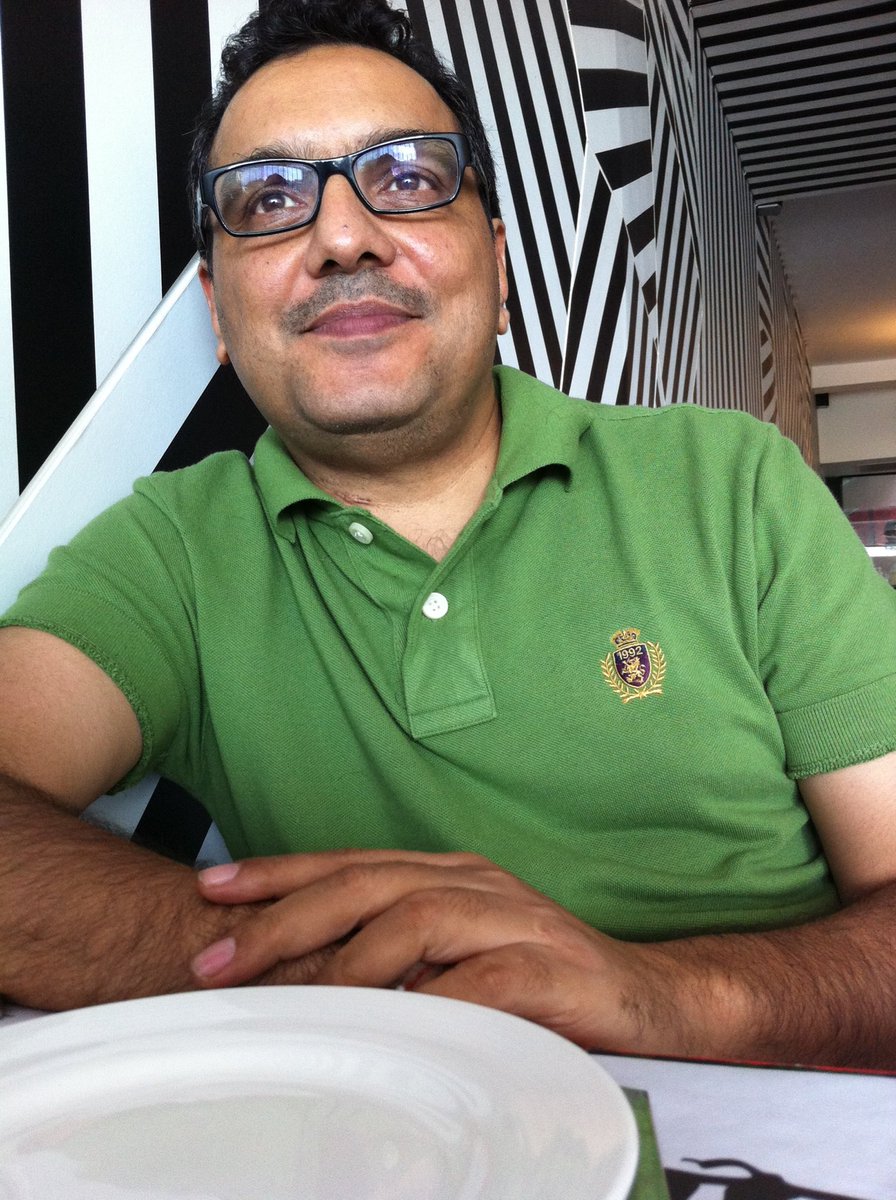 SandeepMall's tweet image. It’s fun browsing through old pics while on the flight. Days of XL clothes and no neck double chin time. #AdmireYourself #TransformationIsPossible