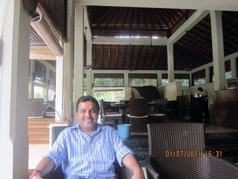 SandeepMall's tweet image. It’s fun browsing through old pics while on the flight. Days of XL clothes and no neck double chin time. #AdmireYourself #TransformationIsPossible