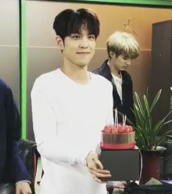 생일축하받는 원필이 넘 귀여움 ㅠㅠ❤