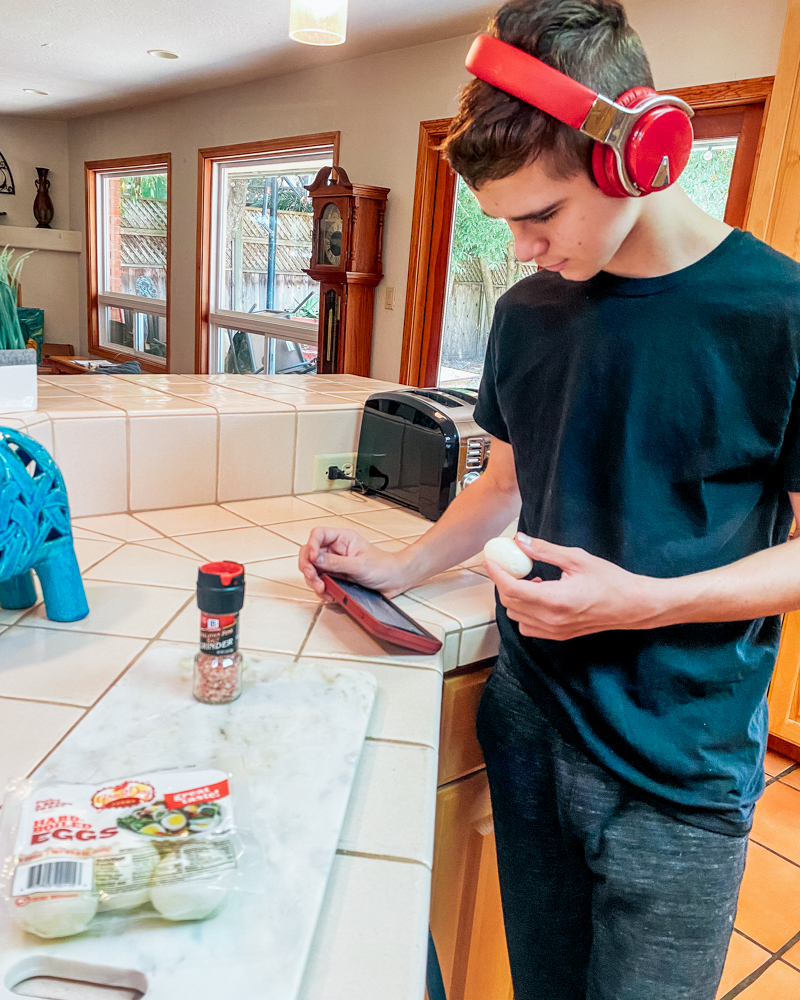 GreatDayFarms's tweet photo. The ol' game-and-snack, but make it healthy! Protein-packed to fuel everything (and everyone) you love.

#gamer #cleaneating #hardboiledeggs #snacksforteens #healthyfoodideas #grabandgofood #founditatwalmart #greatdayfarms #whatteenseat https://t.co/qQmeVkPPga