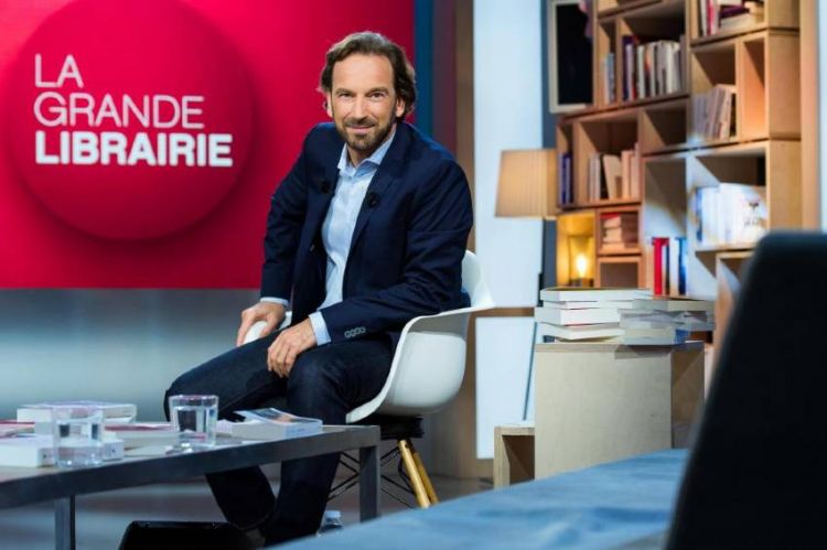 ActuaLitte's tweet photo. On parle d'Histoire, à travers les romans, dans La Grande Librairie
https://t.co/SXA8gaEFzo
@GrandeLibrairie @France5tv @EricVuillard @OlmiVeronique @MathiasMalzieu
#lagrandetable #france5 #histoire #romanciers #auteurs #emission #TV https://t.co/xHfKEoT9GK