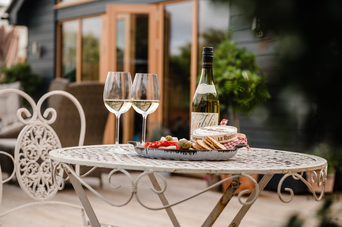 Dreaming of alfreso evenings with friends...

Tag your #partnerinwine🍷