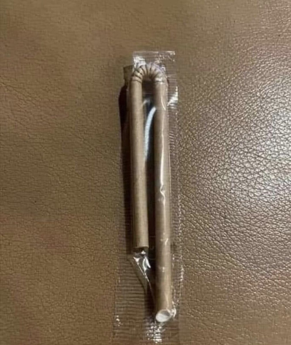 We zijn dus nu zover dat we een kartonnen rietje kopen in een plastiek zakje.🤨