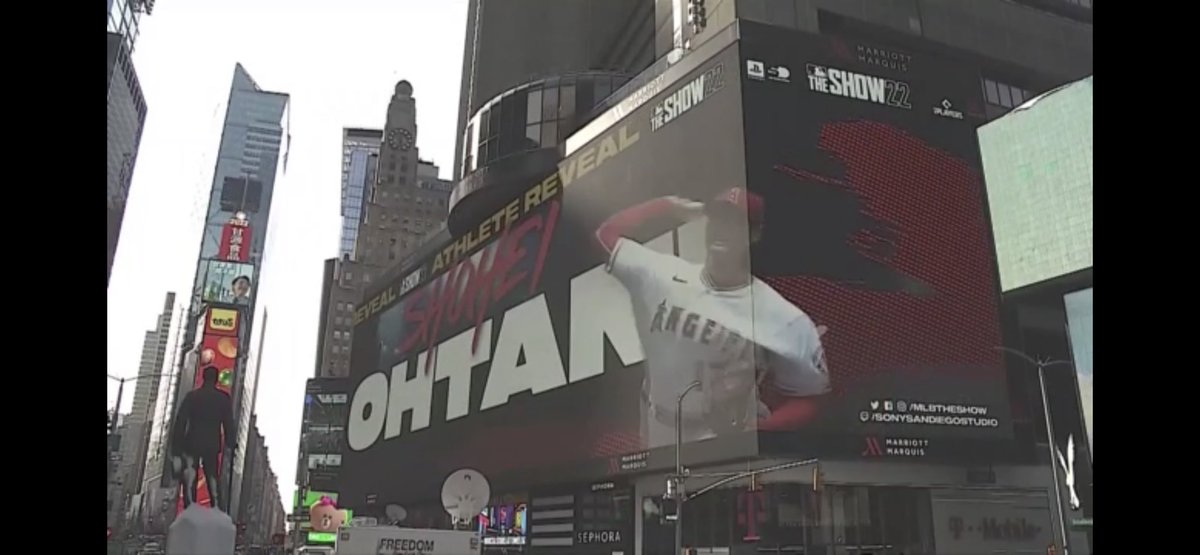 RaimondiMKT's tweet photo. Sencillita la presentación de la nueva tapa de @MLBTheShow 🥵 en time square con Othani primer pitcher en estar allí y anunciando q también estará disponible para Nintendo Switch… habrá que hacer algo con esto puesss
#Tocara 🔥⚾️🎮🔥 https://t.co/TSjO7qaZh2