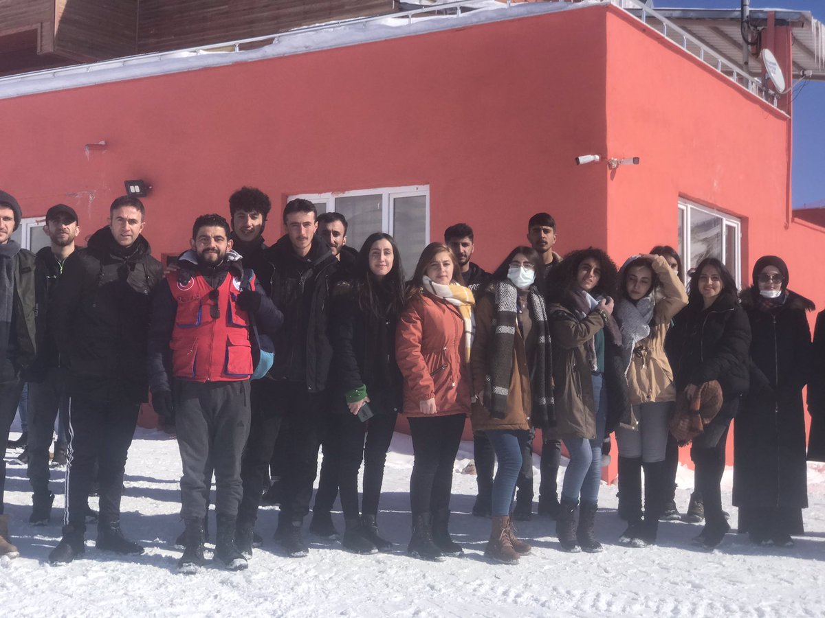 YuksekovaGM1's tweet photo. 📍Mergabütan Kayak Merkezi

Yarıyıl tatilinde gönüllü gençlerimizle Hakkari Mergabütan Kayak Merkezinde kayak yaparak eğlenceli ve heyecan dolu anlar yaşadık. 🎿⛷🌨😊

#TatiliminMerkeziGençlikMerkezi 

@kasapoglu @gencliksporbak @cimsitomer https://t.co/KjC2PQ3zFv