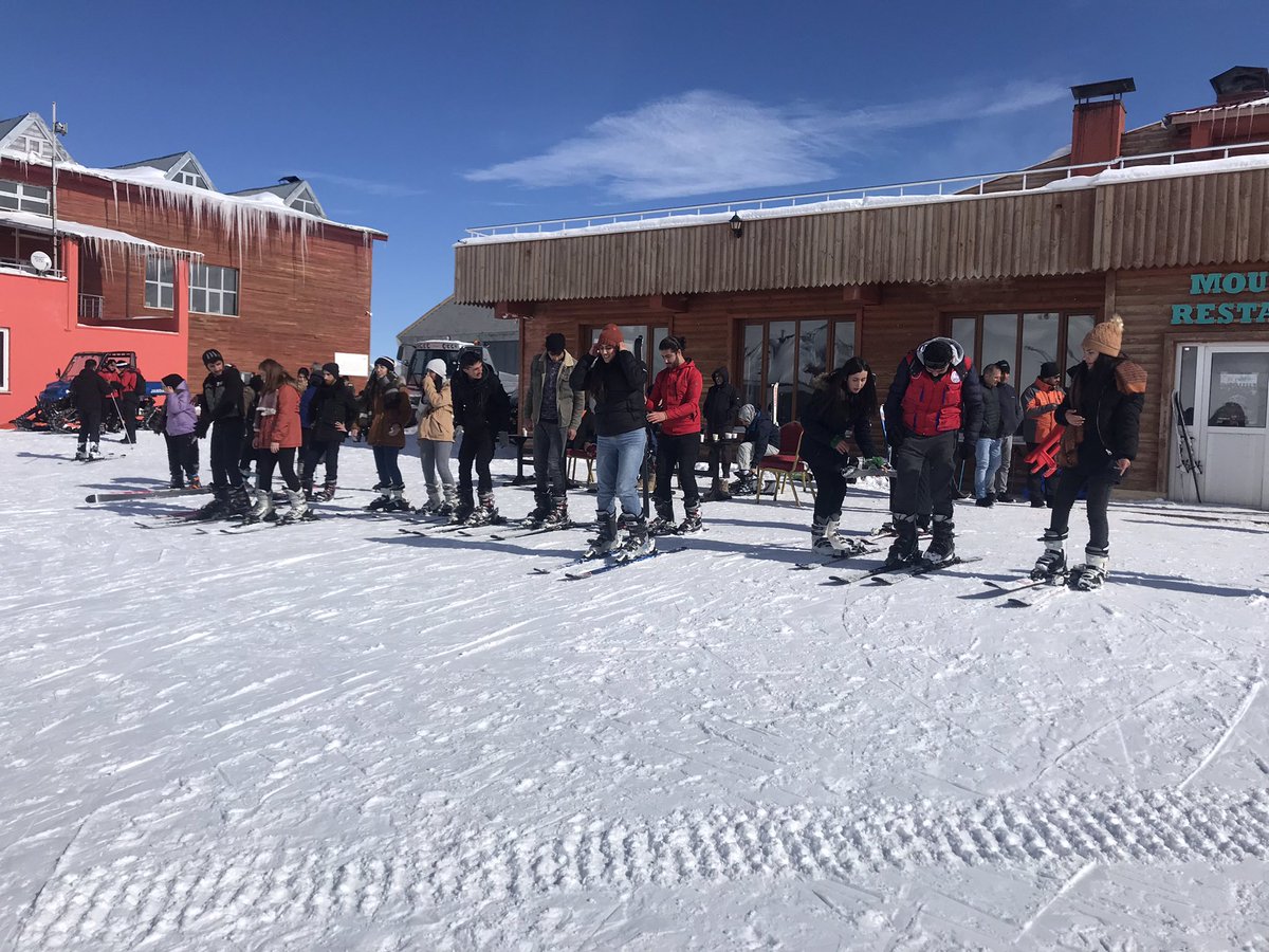 YuksekovaGM1's tweet photo. 📍Mergabütan Kayak Merkezi

Yarıyıl tatilinde gönüllü gençlerimizle Hakkari Mergabütan Kayak Merkezinde kayak yaparak eğlenceli ve heyecan dolu anlar yaşadık. 🎿⛷🌨😊

#TatiliminMerkeziGençlikMerkezi 

@kasapoglu @gencliksporbak @cimsitomer https://t.co/KjC2PQ3zFv