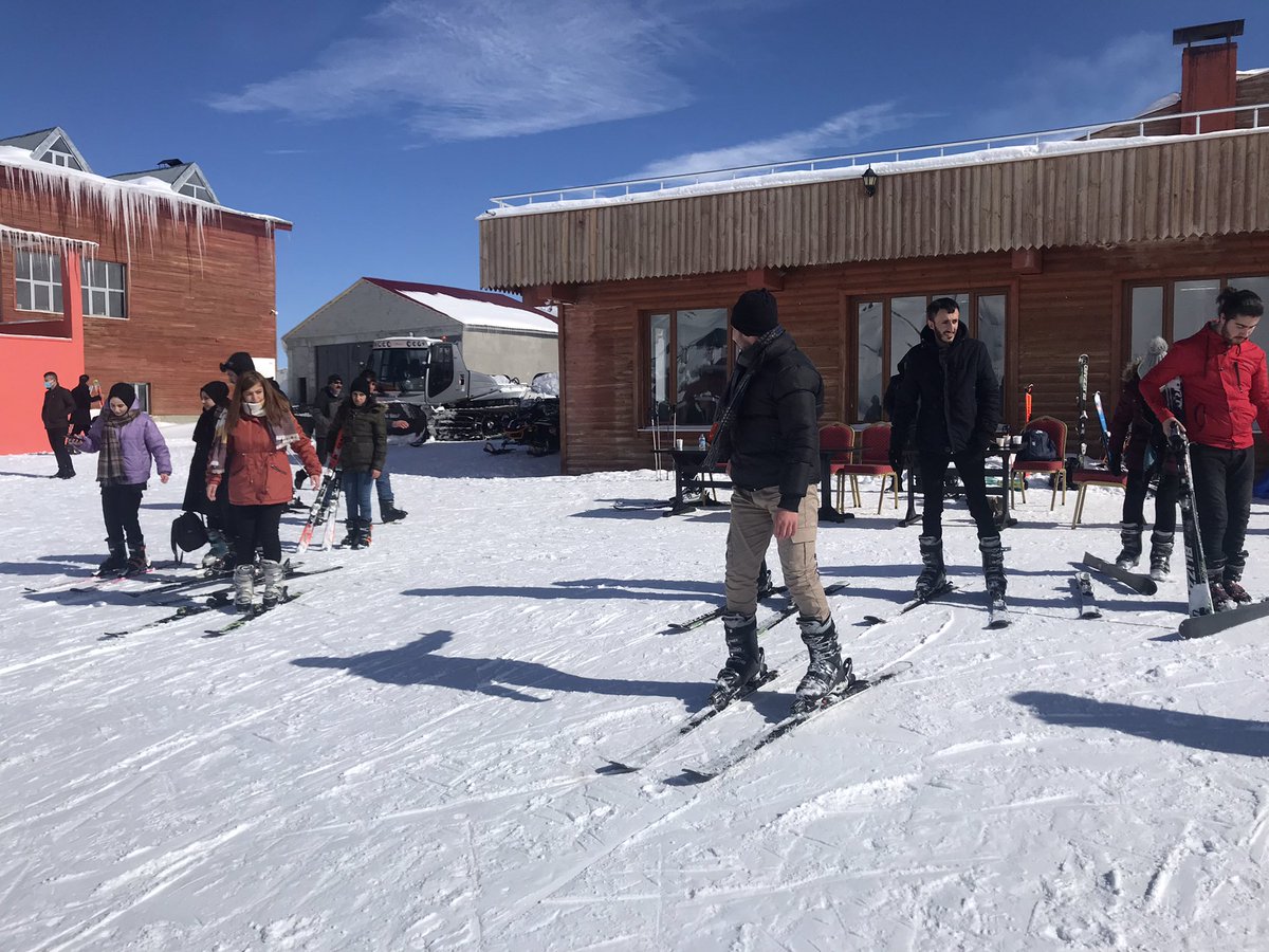 YuksekovaGM1's tweet photo. 📍Mergabütan Kayak Merkezi

Yarıyıl tatilinde gönüllü gençlerimizle Hakkari Mergabütan Kayak Merkezinde kayak yaparak eğlenceli ve heyecan dolu anlar yaşadık. 🎿⛷🌨😊

#TatiliminMerkeziGençlikMerkezi 

@kasapoglu @gencliksporbak @cimsitomer https://t.co/KjC2PQ3zFv