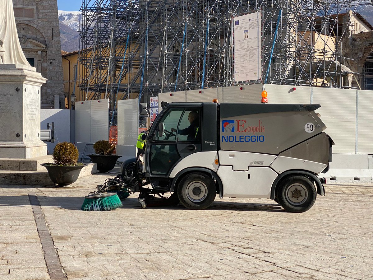 ComuneNorcia's tweet photo. 𝗜𝗴𝗶𝗲𝗻𝗲 𝘂𝗿𝗯𝗮𝗻𝗮, 𝗶𝗻𝗰𝗼𝗻𝘁𝗿𝗼 𝗰𝗼𝗻 𝗩𝗨𝗦 
Per il miglioramento del servizio a Norcia e territorio.
E' già in funzione la nuova spazzatrice. Nei prossimi giorni la sostituzione dei cassonetti 
https://t.co/ER0NgJs4CB
@nicolaalemanno https://t.co/Tu8HDIFcdr