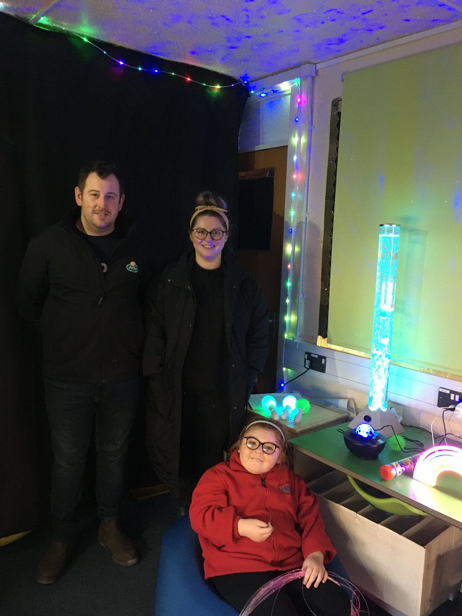 YsgolNant's tweet photo. Diolch yn fawr iawn i Menna am godi arian tuag at y 'Little Princess Trust' a Dosbarth Dinefwr drwy dorri ei gwallt.  Prynwyd adnoddau i greu Ystafell Synhwyraidd.  Yn y lluniau, gweler rhieni Menna.
A big thank you to Menna, Dosbarth Dinefwr who raised money by cutting her hair. https://t.co/l5OGXtEhLo